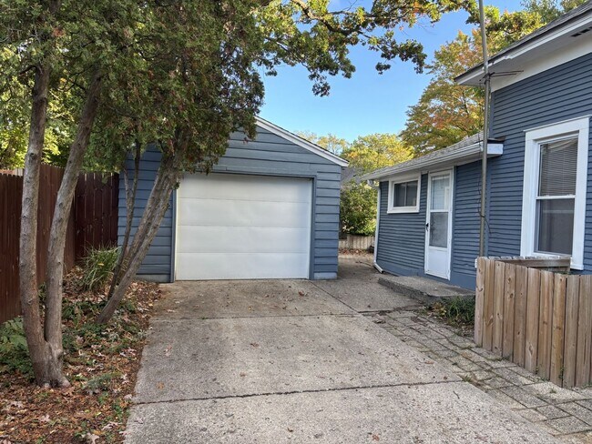 Building Photo - Charming Alger Heights home available now