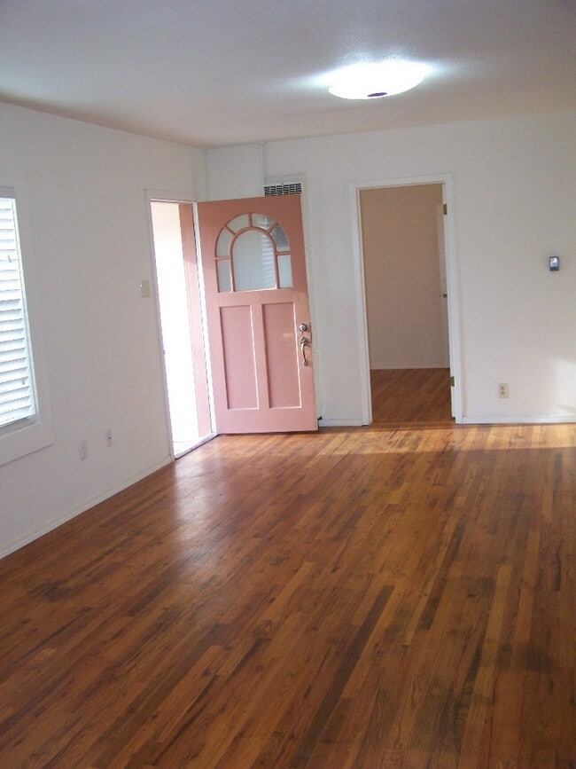 Building Photo - Cute 2 Bd / 1 Ba Home - A must see!