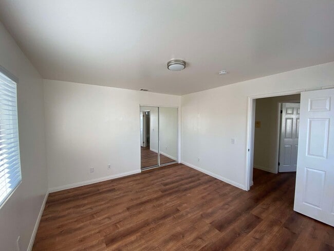 Building Photo - 762 W 21st St