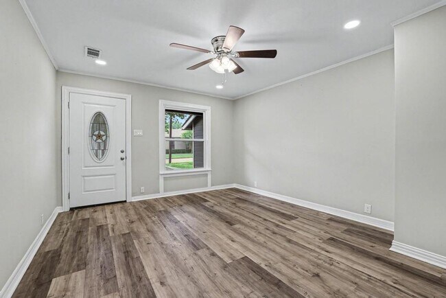 Building Photo - Cute & Clean Home with Large Fenced Yard Pet Friendly!
