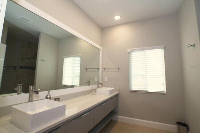 Building Photo - 2025 Greenbriar Ter
