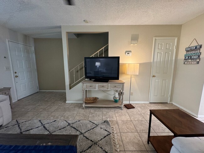 Building Photo - 2BR Furnished with Utilities & Garage, Col...