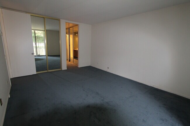 Building Photo - Epic REA: Top Floor 2 BR/2 BA Condo, Pano Views, Balcony, 3-4 Pkg, Storage