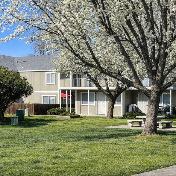 Building Photo - 6627 Blue Heron Dr