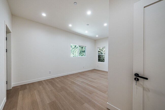 Building Photo - Now Offering Two Weeks Free – Upstairs 3-B...