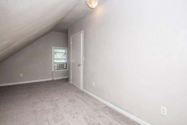 Building Photo - Updated 4-Bed Single Family Home with Clas...