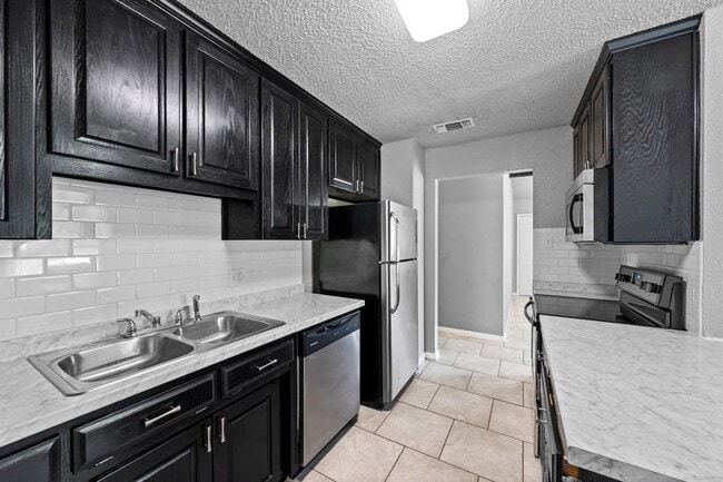 Building Photo - 580 Plaza Ct