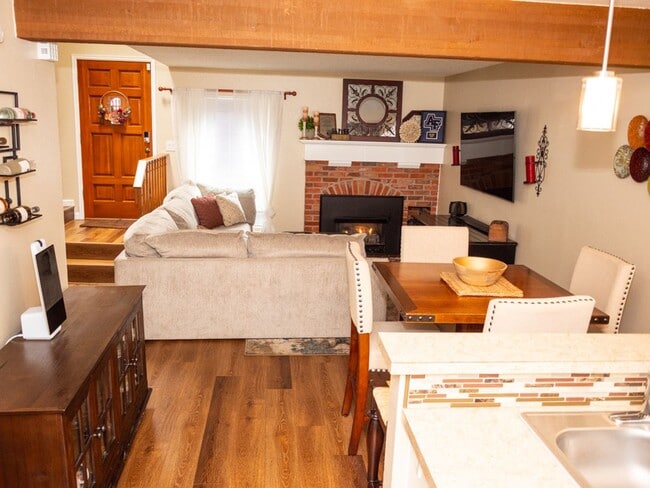 Building Photo - Three Bedroom Townhome with Pool