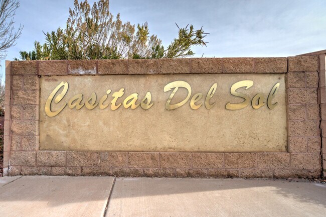 Building Photo - Open Five bedroom, three bath townhome for...