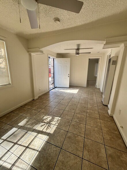 Building Photo - 1402 N Willowbrook Ave