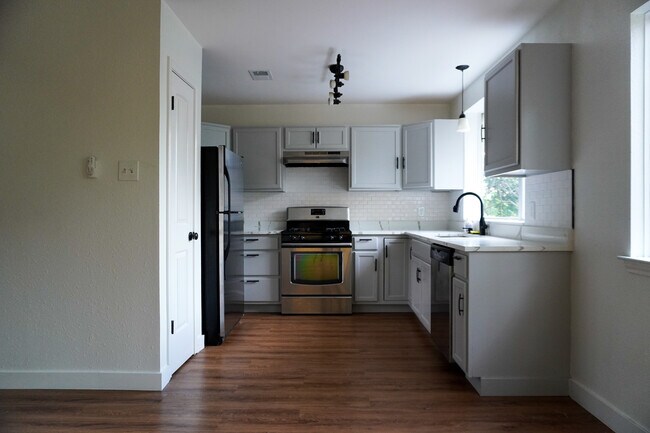 Kitchen - 5204 Summer Dr