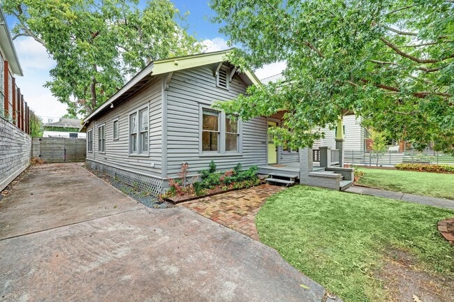 Building Photo - 1032 E 6 1/2 St