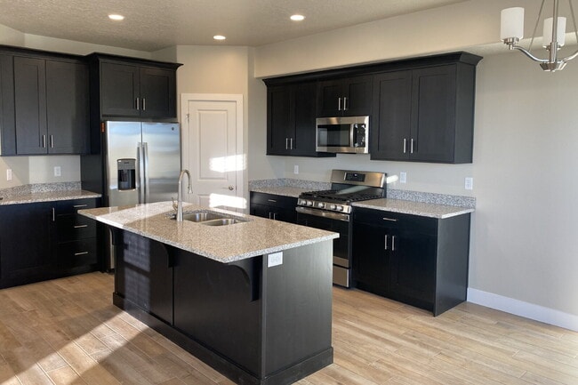 Building Photo - "Spacious 4-Bed Townhouse Oasis with 2.5 B...