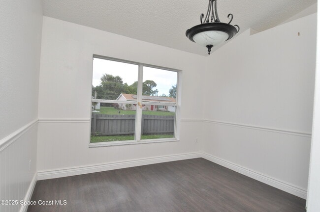 Building Photo - 911 Eldron Blvd SE