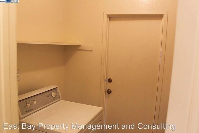 Building Photo - 843 Avalon Way