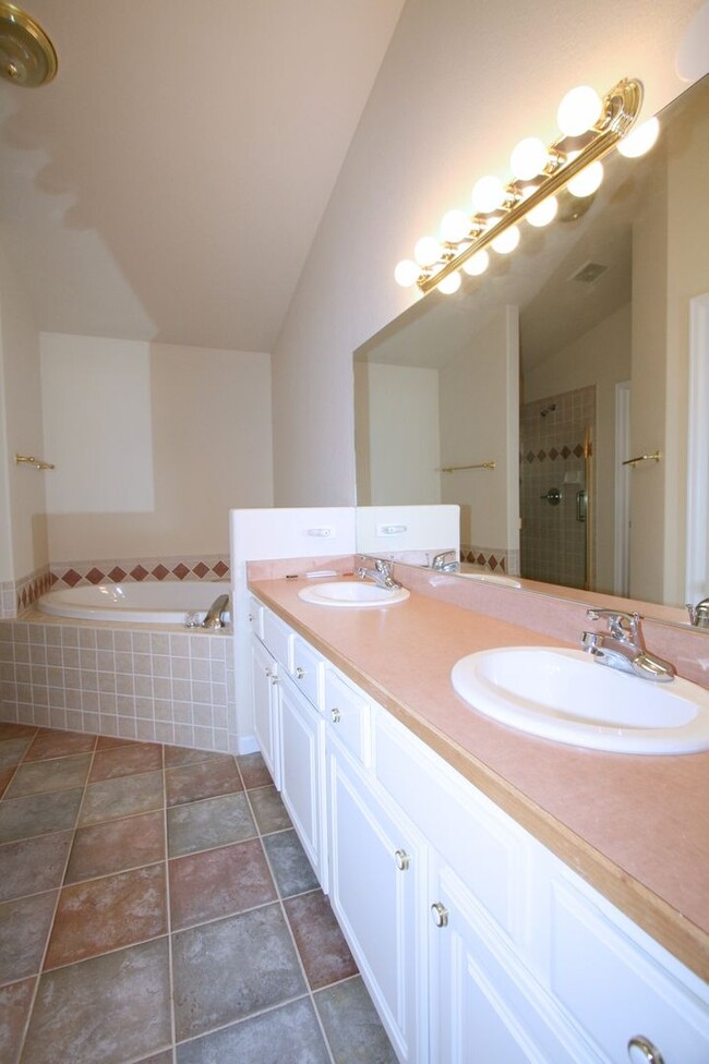 Building Photo - Appealing 3 Bedroom Townhouse Located in G...