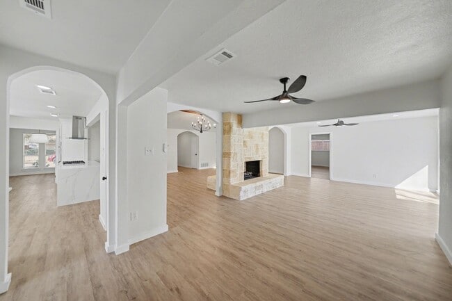 Building Photo - 3204 Lynbrook Dr