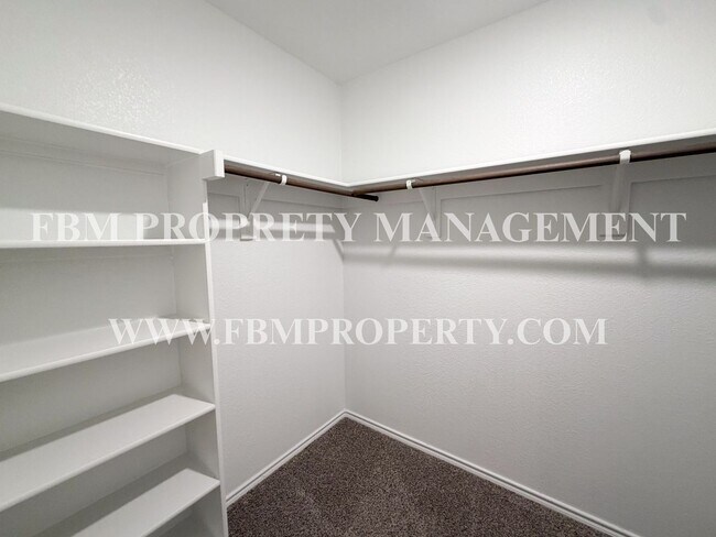 Building Photo - 369 Thoroughbred St