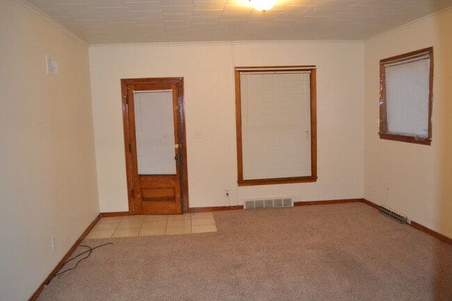 Building Photo - Court St Duplex