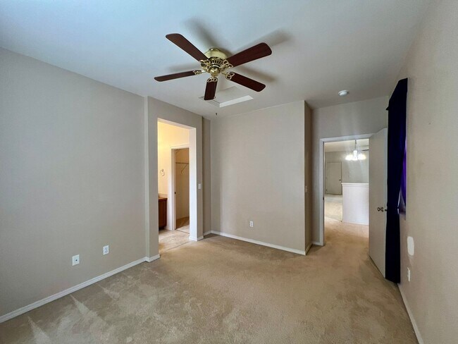 Building Photo - Hawk's Prairie 3BD + Bonus Area