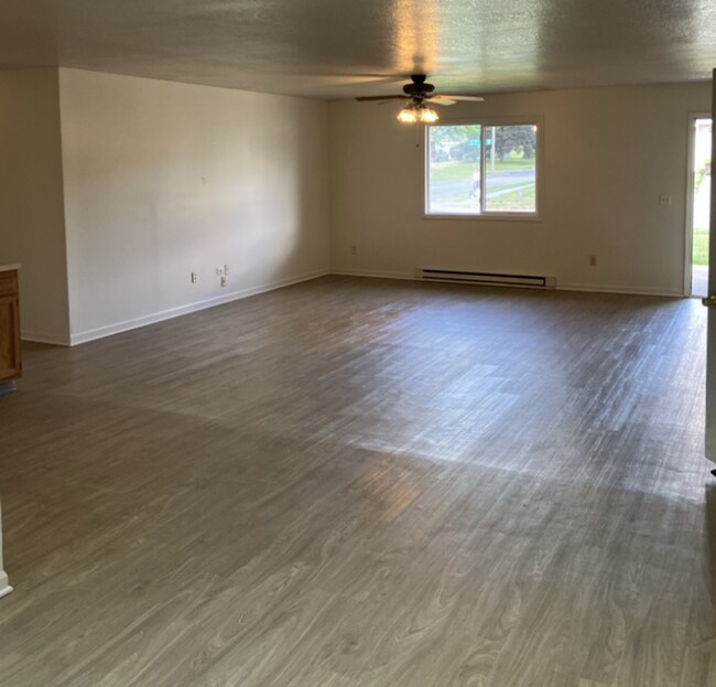 Building Photo - 3 Bedroom Home for rent in Newton, IA