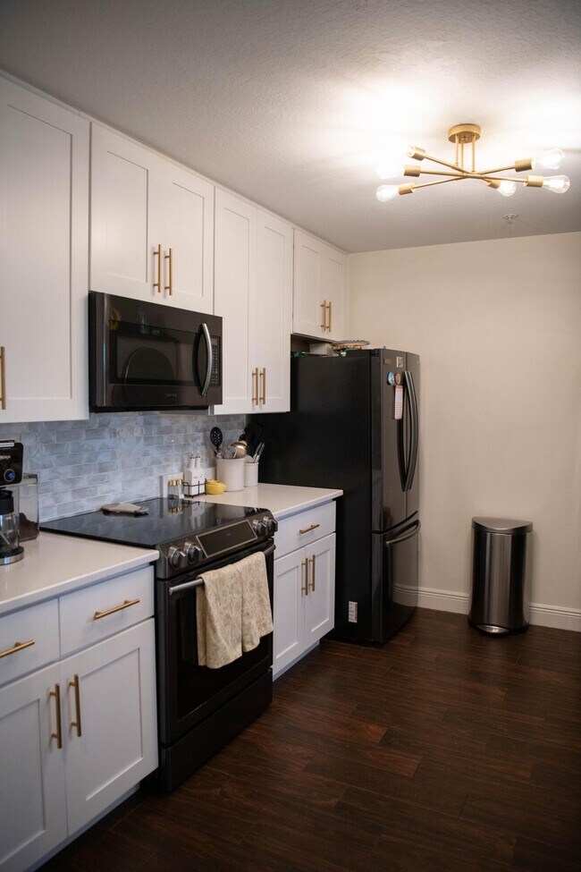 Building Photo - 1203 Town Center Dr