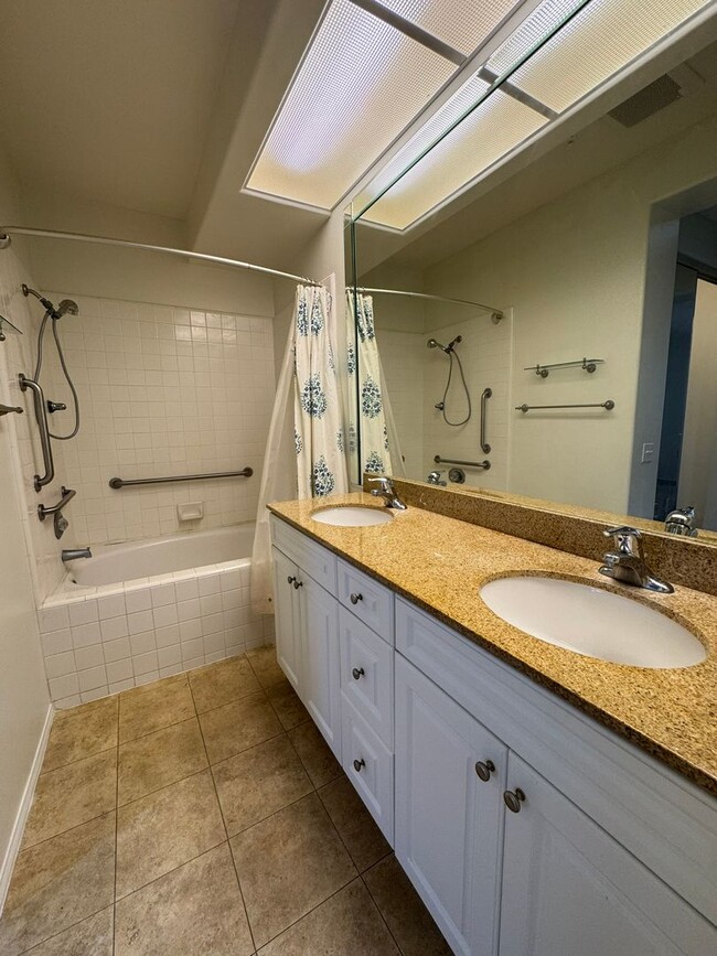 Building Photo - Spacious Tustin Condo with Private Patio