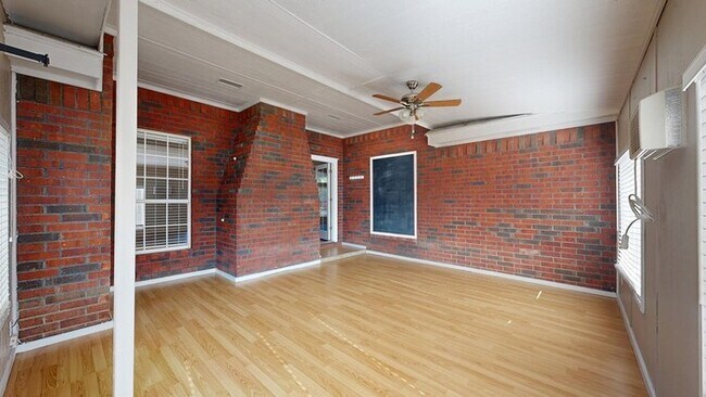 Building Photo - 3 bed 2 bath home, 2 car garage