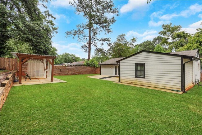 Building Photo - 3436 Pinehill Dr