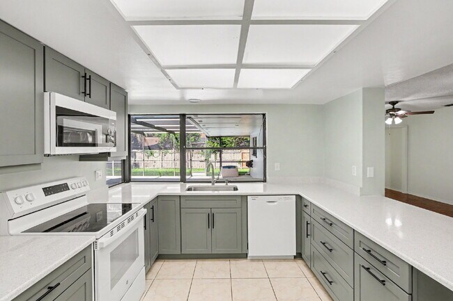 Building Photo - Recently Renovated 4-Bedroom + Den Pool Home in Temple Terrace