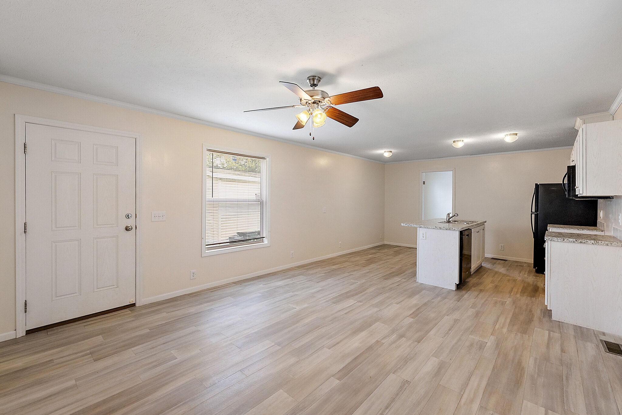 Building Photo - 4418 E Daisy Ln