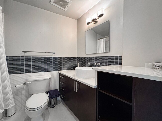 Building Photo - Sun-filled 2 Bed 2 Bath Condo In Vibrant Columbia Heights