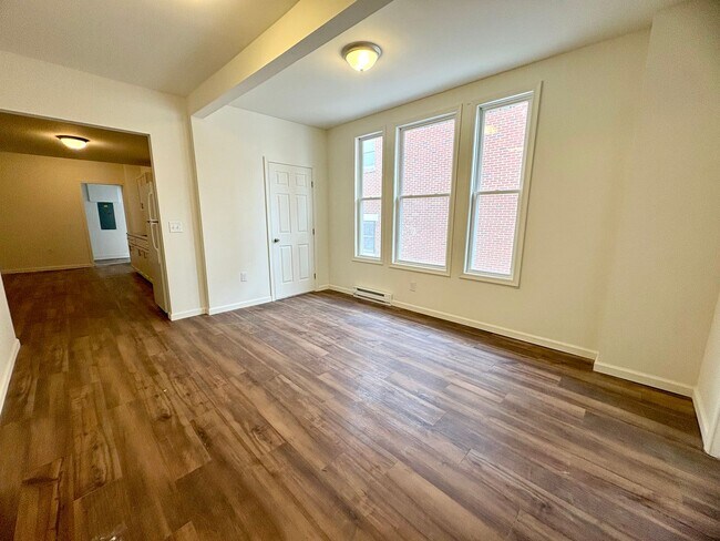 Building Photo - 133 W Maple St