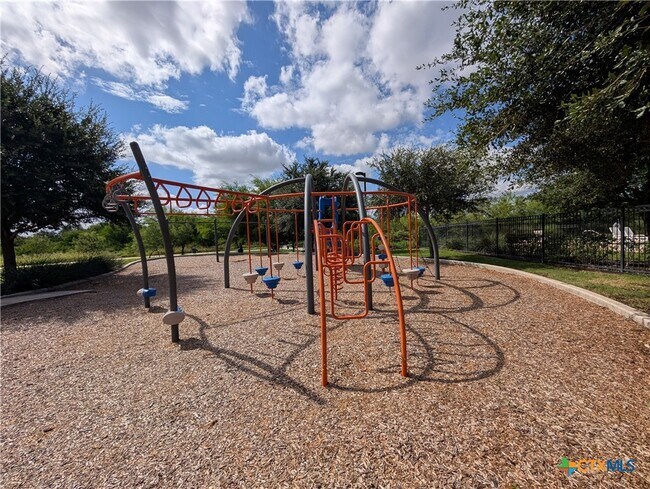 Building Photo - 212 Oak Creek Way