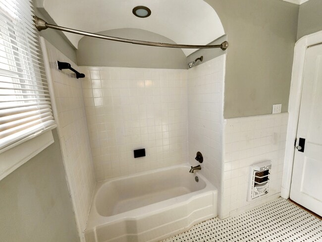 Building Photo - 2333 Pauline St