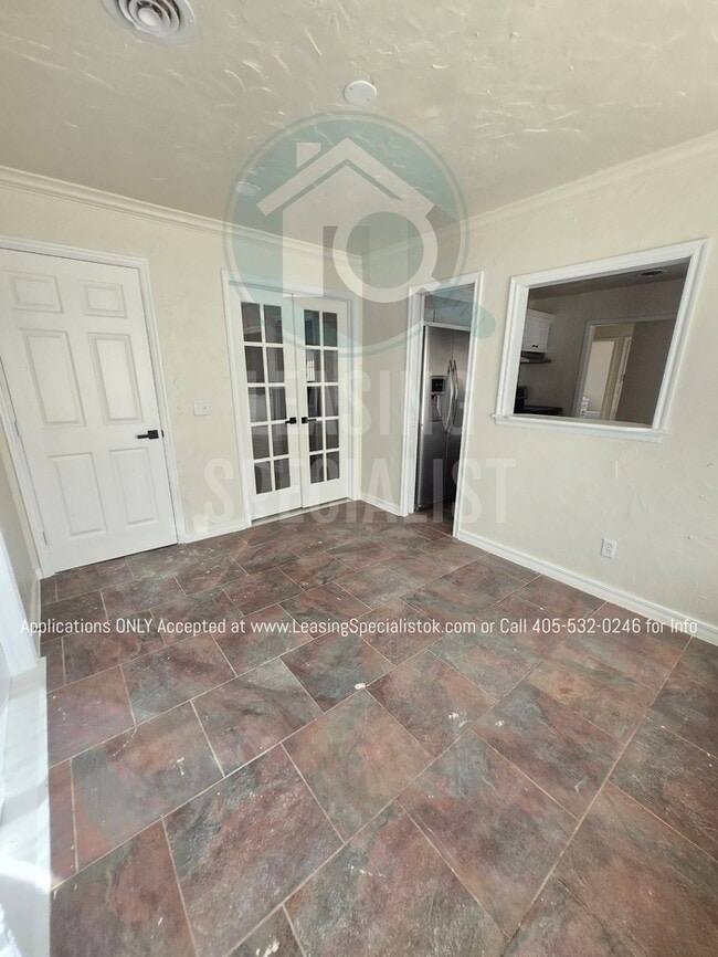 Building Photo - Spacious Village 3 Bed 2 Bath Home!