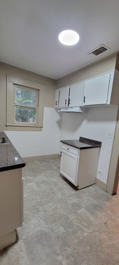 Building Photo - Adorable 3 bedroom/1 bath home with centra...