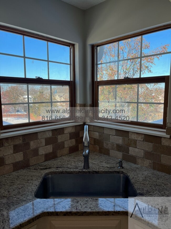 Building Photo - Beautiful California Split in Platte County