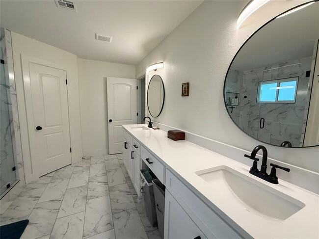 Building Photo - 4404 Sarasota Dr