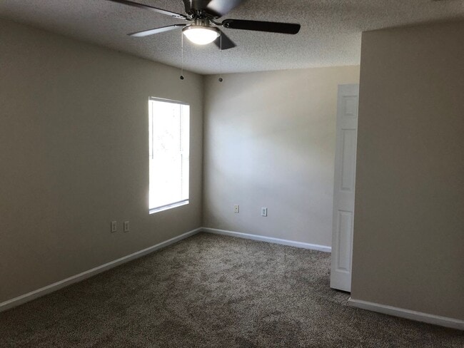 Building Photo - Large 5 Bedroom, 3 Bathroom Single Family Home