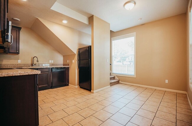 Building Photo - 512 S Main Ave