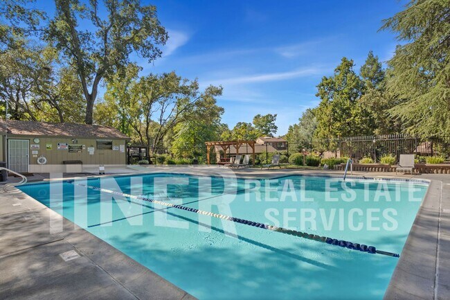 Building Photo - Updated & Beautiful Crosswoods Home