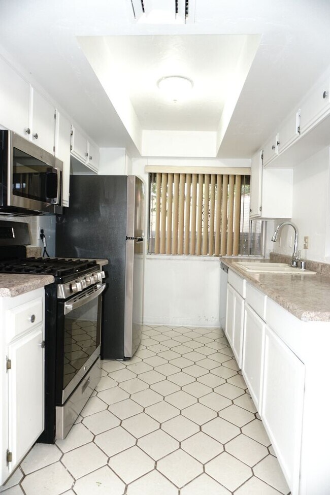 Building Photo - 1405 Vegas Valley Dr