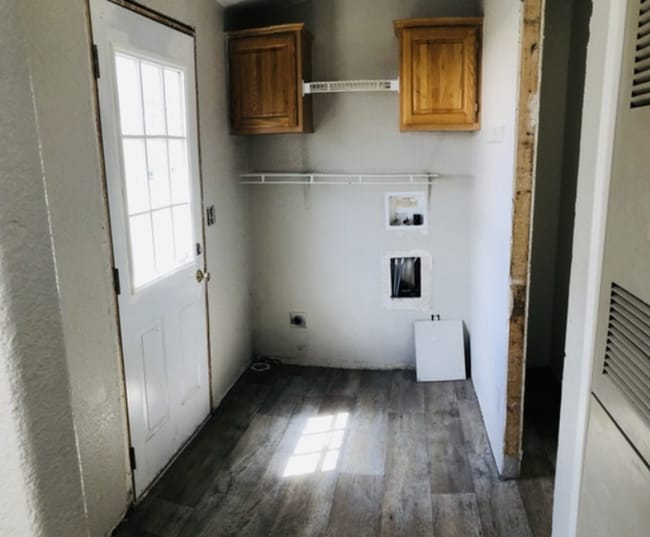 Building Photo - 3/2 Home- 1,700 sq.' w/ Expansive Open Floor Concept