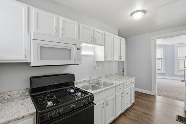 Building Photo - Spacious 4bed 2 bath home in Davenport