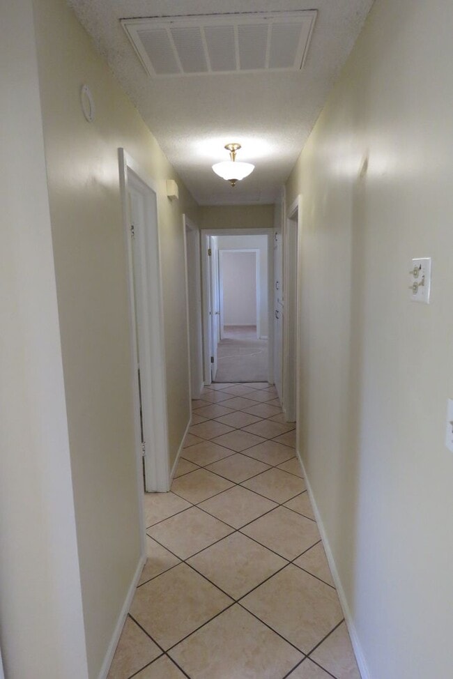 Building Photo - Sweet home in quiet neighborhood!
