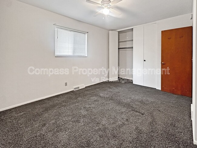 Building Photo - 2832 S Burdick St