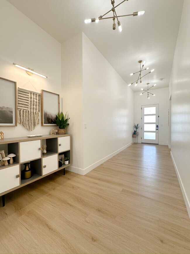 Building Photo - 5741 S Russet Sun Dr