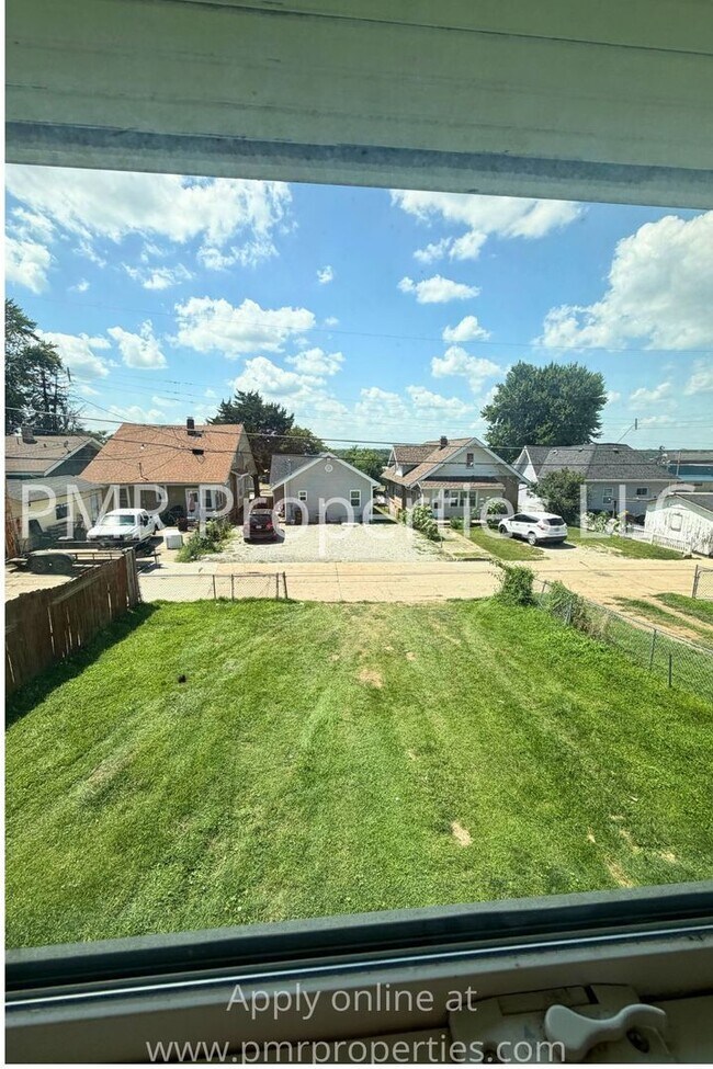 Building Photo - 2 Bedroom/ 1 Bathroom House