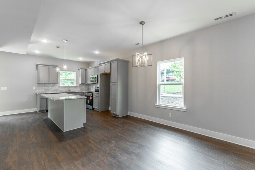 Building Photo - 4646 Heiskell Dr